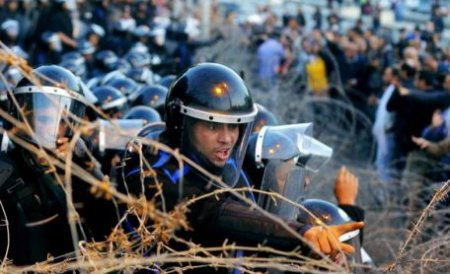Manifestanţii egipteni, îndepărtaţi cu tunuri de apă din zona palatului prezidenţial de la Cairo