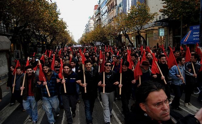 Muncitorii greci au ieşit din nou în stradă şi cer eliberarea sindicaliştilor arestaţi