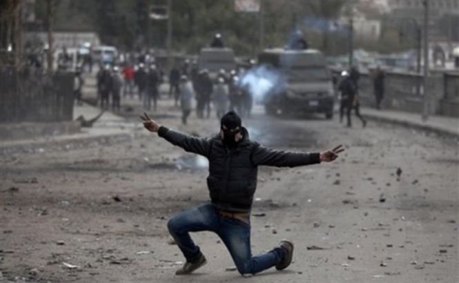 Proteste în Egipt, în urma difuzării unei filmări cu un bărbat dezbrăcat bătut de poliţie