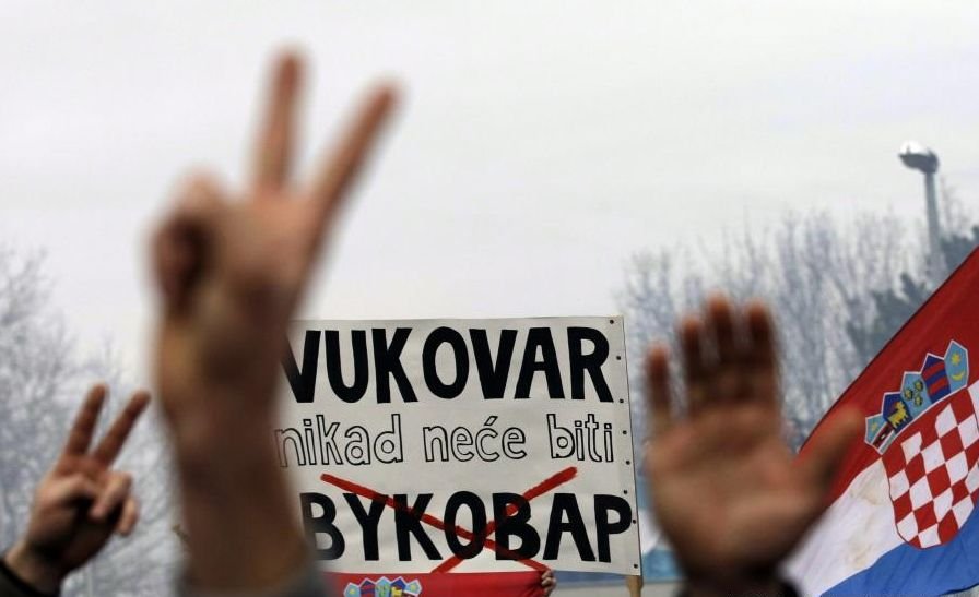 Zeci de mii de croaţi au manifestat la Vukovar împotriva introducerii unor inscripţii bilingve