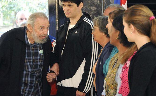Fidel Castro a ieşit pentru prima oară în public din 2010 191354