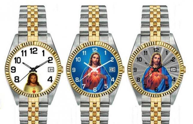 "Mergi cu Dumnezeu". Colanţii şi ceasurile cu chipul Mântuitorului se vând ca pâinea caldă 191308