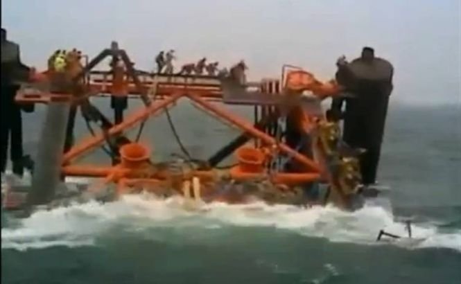 O platformă petrolieră se scufundă în Golful Persic. Câţiva oameni se aflau încă la bord