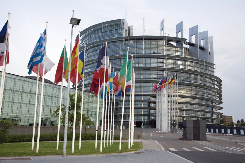 Oficialii UE, speriaţi de euroscepticism. Vor cheltui până la 2 milioane de euro pentru monitorizarea comentariilor din mediul online