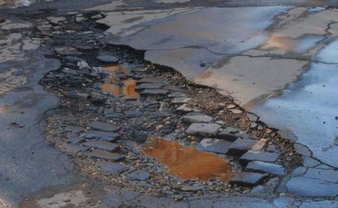 Se pregăteşte &quot;marea plombare&quot; a drumurilor. 216 milioane de euro va costa repararea dezastrului de pe şoselele României