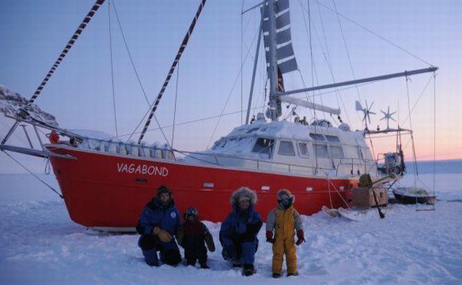 "Vagabonzii" arctici. Casa lor este un iaht şi prietenii lor sunt animalele polare. Îşi cresc copiii printre gheţari 191238