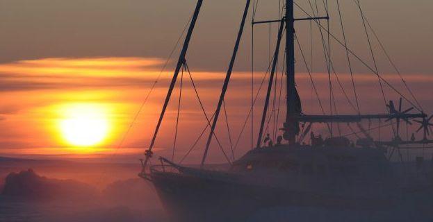 "Vagabonzii" arctici. Casa lor este un iaht şi prietenii lor sunt animalele polare. Îşi cresc copiii printre gheţari 191239
