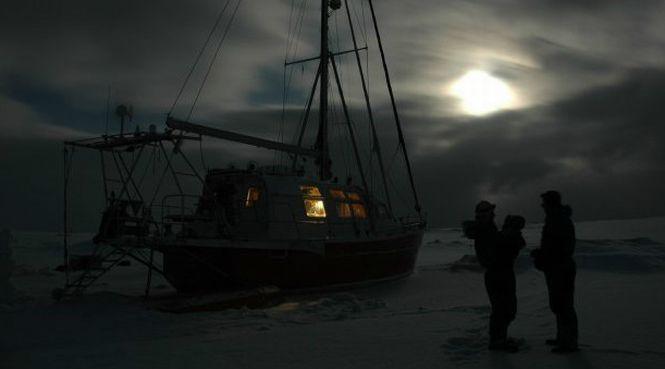 "Vagabonzii" arctici. Casa lor este un iaht şi prietenii lor sunt animalele polare. Îşi cresc copiii printre gheţari 191240