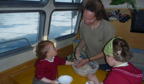 "Vagabonzii" arctici. Casa lor este un iaht şi prietenii lor sunt animalele polare. Îşi cresc copiii printre gheţari 191241