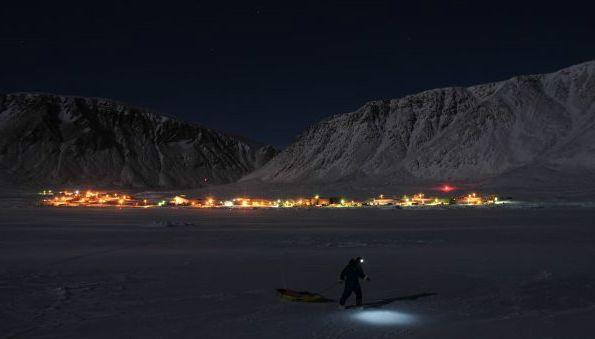 "Vagabonzii" arctici. Casa lor este un iaht şi prietenii lor sunt animalele polare. Îşi cresc copiii printre gheţari 191242