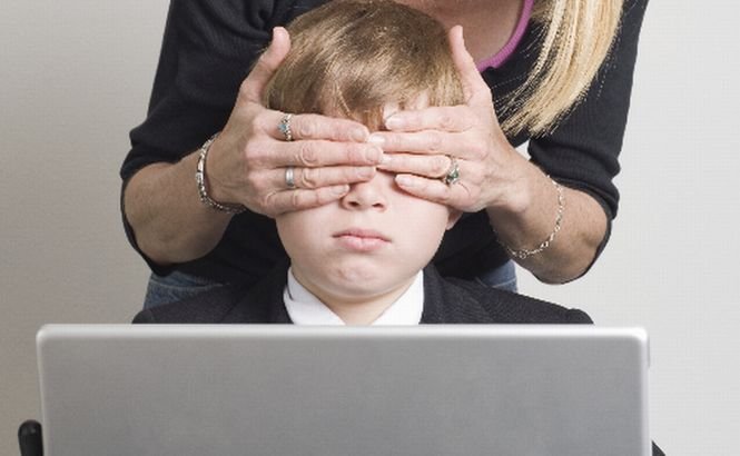 Studiul care arată ce face copilul tău pe internet atunci când nu eşti atent. Care sunt PERICOLELE  din mediul online
