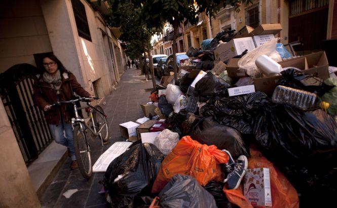 Unul dintre cele mai pitoreşti oraşe din Spania este SUFOCAT de gunoaie