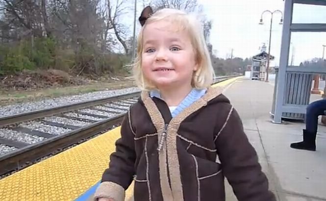 Este absolut adorabilă! Cum reacţionează o fetiţă care vede pentru prima oară în viaţă un tren