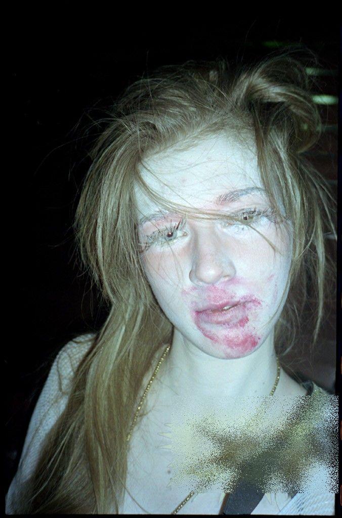 "E groaznic să văd ce face fiica mea". Părinţii acestor tinere au încremenit când le-au văzut cum se distrează în cluburi 191920