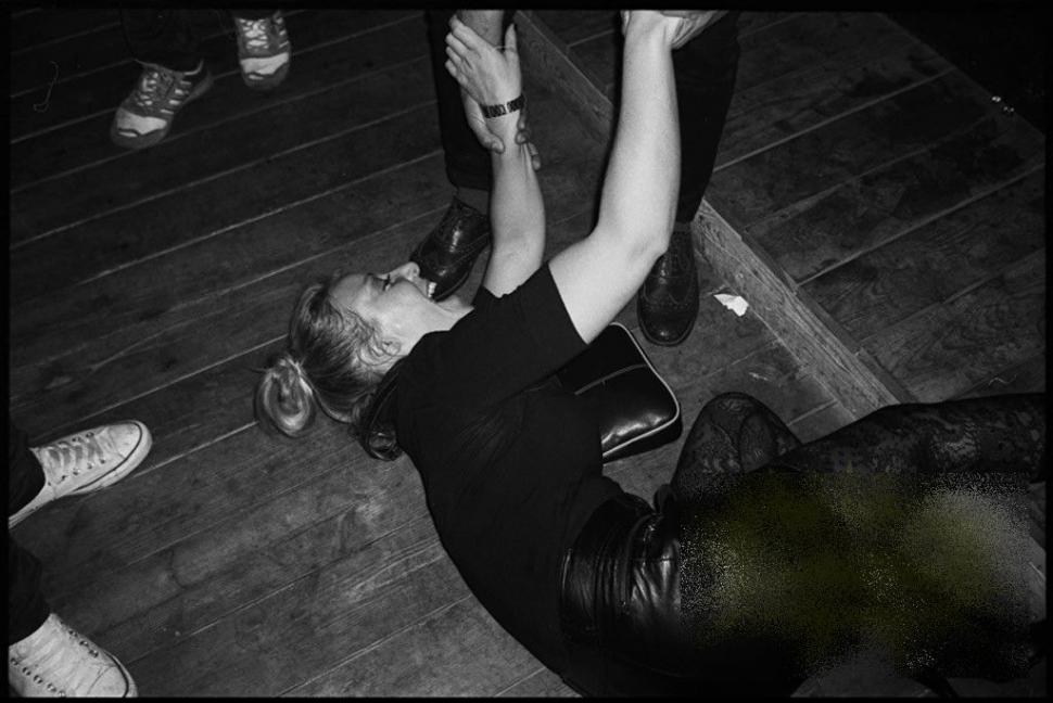 "E groaznic să văd ce face fiica mea". Părinţii acestor tinere au încremenit când le-au văzut cum se distrează în cluburi 191921