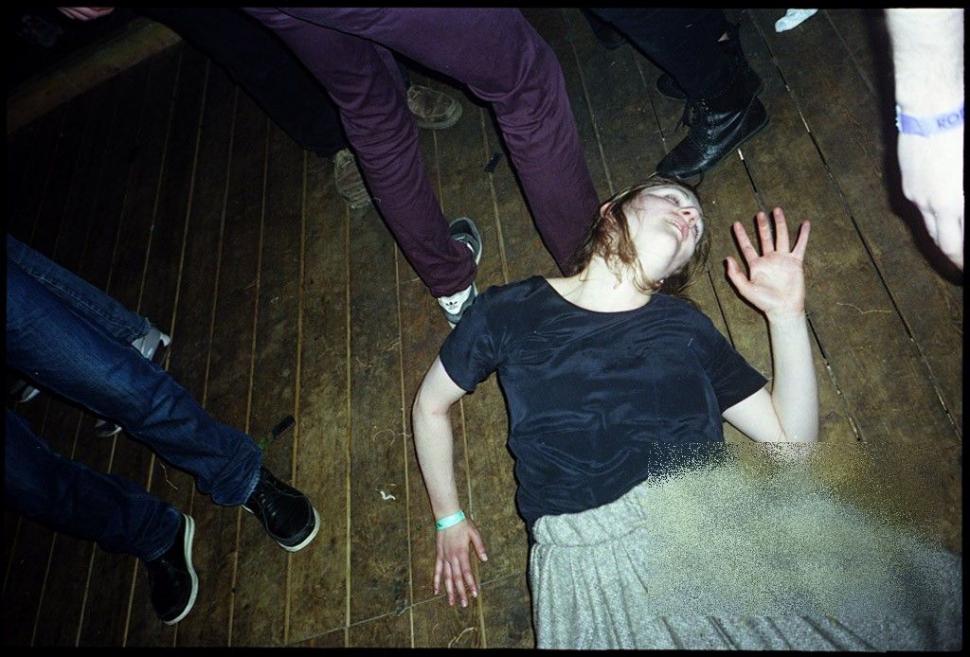 "E groaznic să văd ce face fiica mea". Părinţii acestor tinere au încremenit când le-au văzut cum se distrează în cluburi 191924