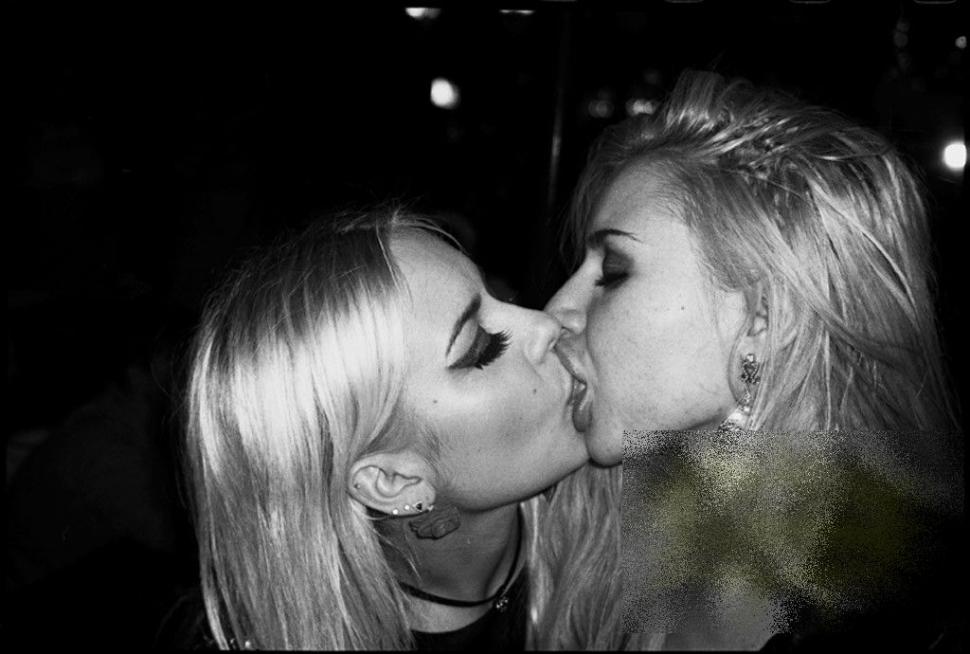 "E groaznic să văd ce face fiica mea". Părinţii acestor tinere au încremenit când le-au văzut cum se distrează în cluburi 191925