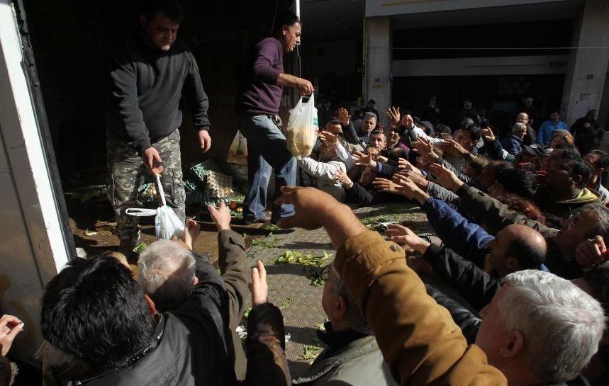 Imaginea disperării: Sute de greci s-au bătut pentru o pungă de legume gratuite, pe străzile Atenei