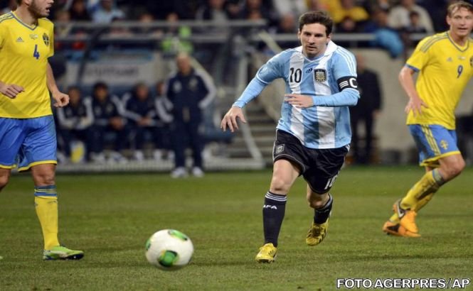 Messi, protagonist şi în amicale: Un fan a intrat pe teren şi l-a pupat. Portarul suedez i-a refuzat un gol printr-o intervenţie spectaculoasă