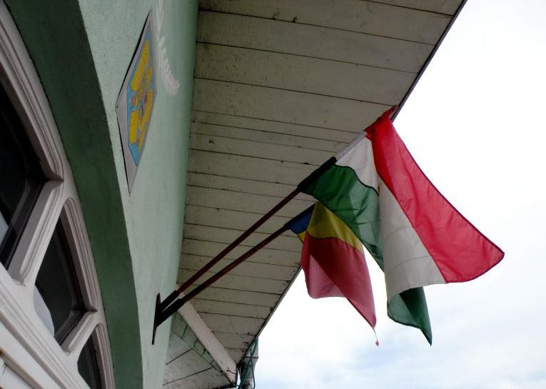 Primar din Harghita, AMENDAT după ce a arborat un drapel roşu-alb-verde pe clădirea Primăriei