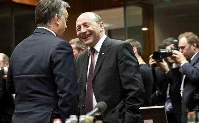 Dialog şi schimb de zâmbete între preşedintele Traian Băsescu şi premierul ungar Viktor Orban, la Consiliul European