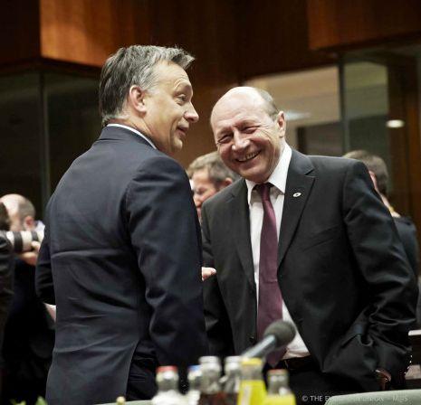 Dialog şi schimb de zâmbete între preşedintele Traian Băsescu şi premierul ungar Viktor Orban, la Consiliul European 192210
