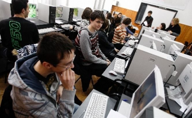 Veste bună din partea ministrului Nica: Elevii ar putea primi gratuit câte un mini-calculator 