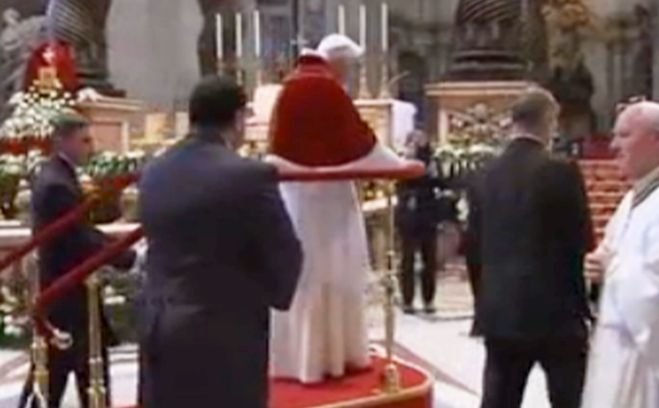 Cele mai recente imagini cu Papa Benedict al XVI-lea. Materialul a fost filmat sâmbătă