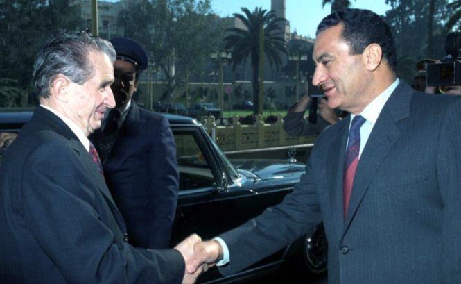 "Văd în faţa mea o imagine a lui Ceauşescu". Cum a fost  determinat Hosni Mubarak să renunţe la putere 192526