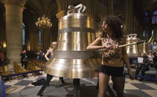 &quot;Acţiune topless&quot; în catedrala Notre-Dame. Cum sărbătoresc militantele Femen plecarea Papei