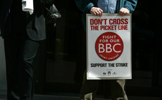 Angajaţii BBC intră în grevă. Află care sunt nemulţumirile jurnaliştilor britanici