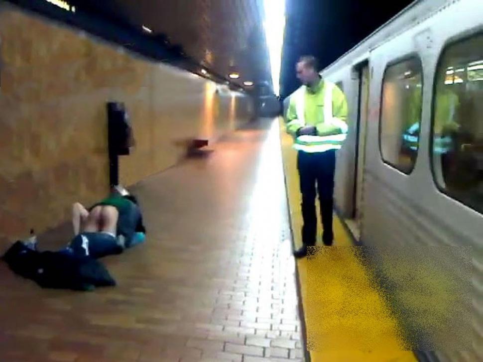 "Atenţie, se închid uşile". Doi călători au ieşit din metrou şi au început treaba pe peron, în văzul tuturor 192742