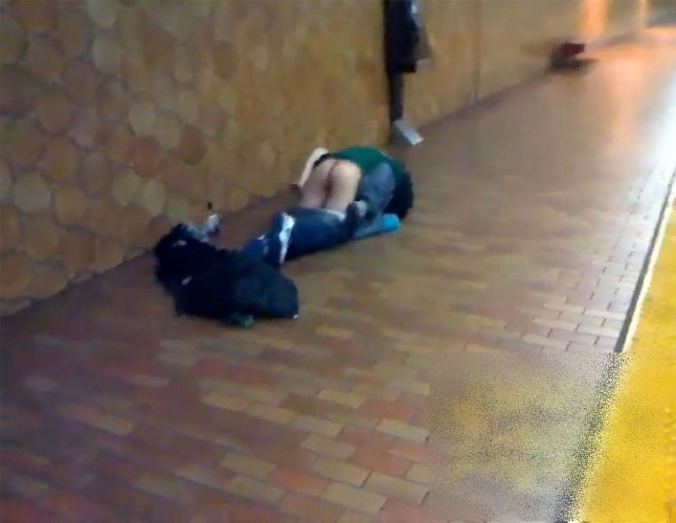 "Atenţie, se închid uşile". Doi călători au ieşit din metrou şi au început treaba pe peron, în văzul tuturor 192743