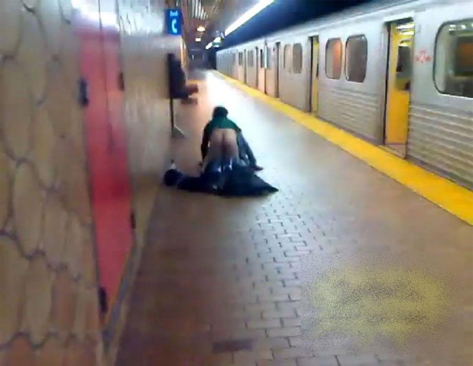 "Atenţie, se închid uşile". Doi călători au ieşit din metrou şi au început treaba pe peron, în văzul tuturor 192744