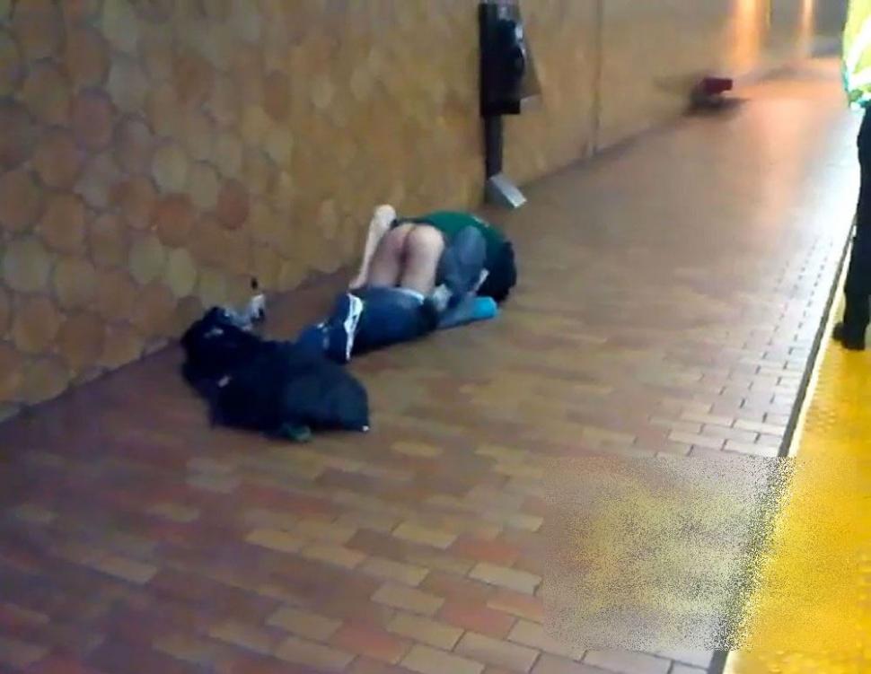 "Atenţie, se închid uşile". Doi călători au ieşit din metrou şi au început treaba pe peron, în văzul tuturor 192745