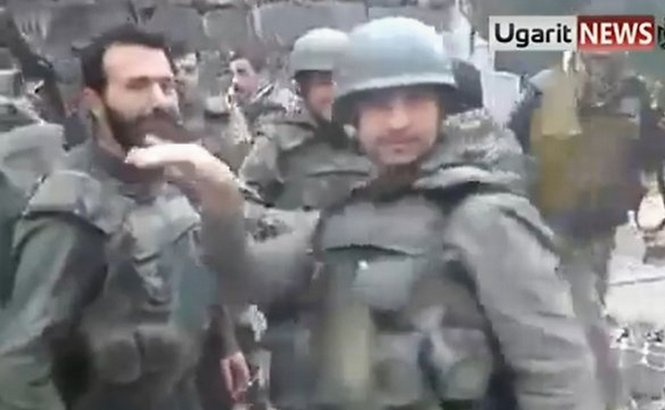 Soldaţii sirieni dansează cu armele în mână pe muzica lui Usher