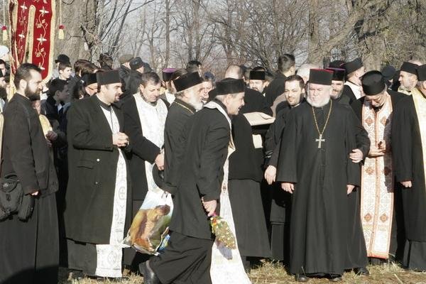 Biserica Ortodoxă Română scoate bani şi din piatră seacă. Preoţii, mai ceva ca bancherii de pe Wall Street