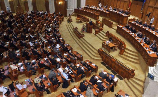 Parlamentul a aprobat constituirea Comisiei de revizuire a Constituţiei. Vezi componenţa comisiei