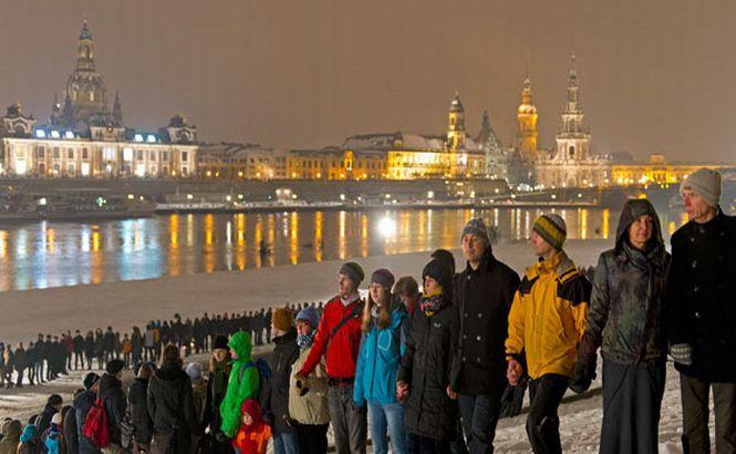 13.000 de oameni au format un lanţ uman împotriva neo-naziştilor din Dresda 193247