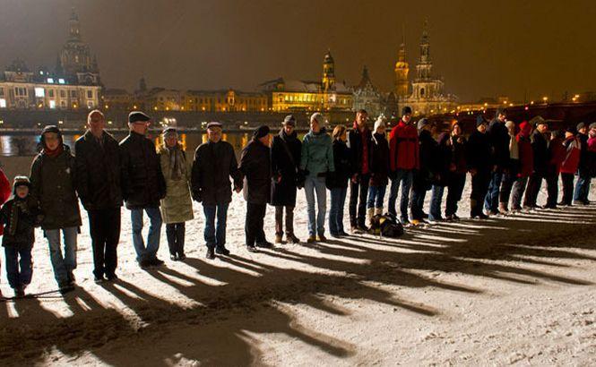 13.000 de oameni au format un lanţ uman împotriva neo-naziştilor din Dresda 193248