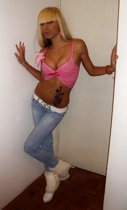 Fata asta are un corp superb, dar iubitul ei o jigneşte şi-i spune asta: "Când o sărut, trebuie să închid ochii să nu mă sperii" 193173