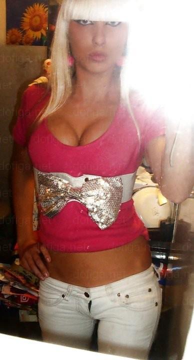 Fata asta are un corp superb, dar iubitul ei o jigneşte şi-i spune asta: "Când o sărut, trebuie să închid ochii să nu mă sperii" 193174