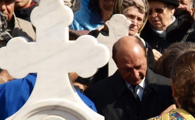 Traian Basescu, la mănăstire. A participat la priveghiul fostului stareţ Serafim Man