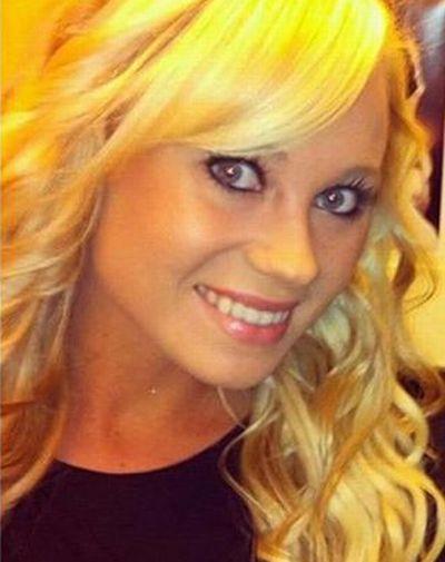 Blonda despre care lumea întreagă credea că i-a luat minţile unui parlamentar. Misterul mesajelor de pe Twitter 193495