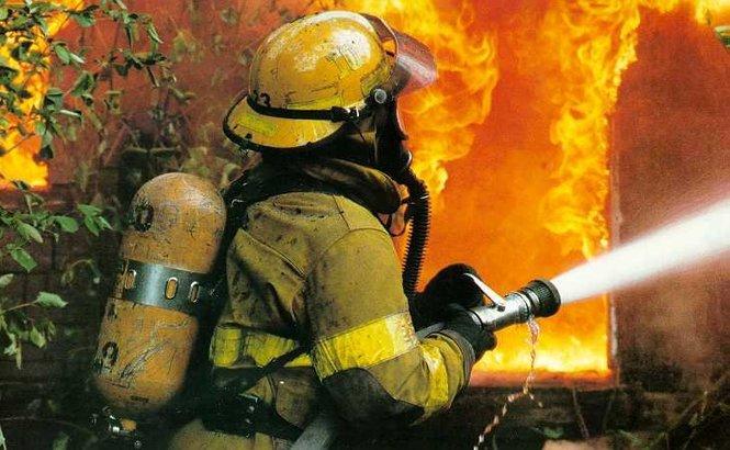 Incendiu URIAŞ la un depozit de 2000 de mp din Voluntari. Pompierii au intervenit cu 19 autospeciale