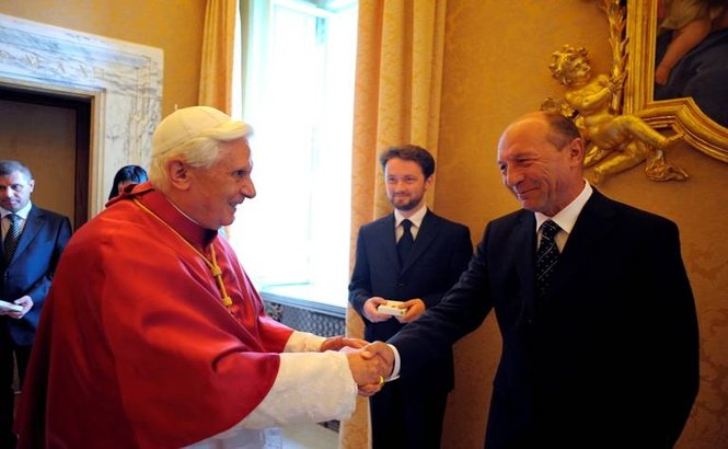 La Papa vine-un Marinar... Traian Băsescu a ajuns la Vatican. Ce cadou i-a dus Suveranului Pontif