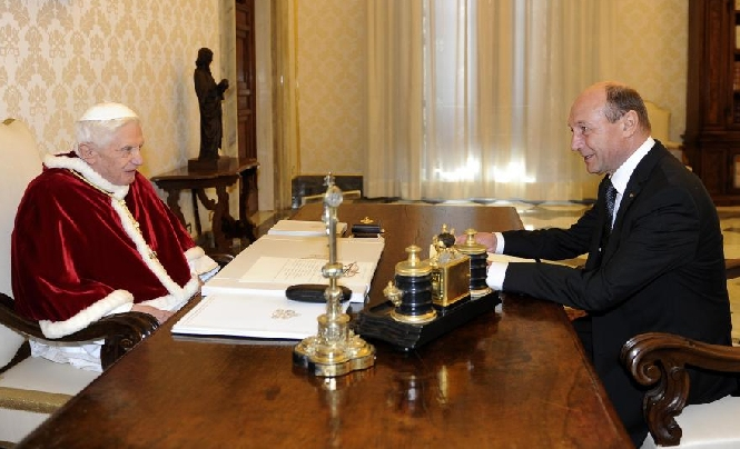 Preşedintele Traian Băsescu i-a înmânat Papei Benedict al XVI-lea o scrisoare din partea Patriarhului Daniel