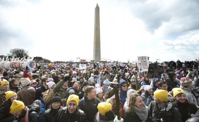 Cea mai mare manifestaţie ecologistă din istoria SUA. Zeci de mii de americani au solicitat măsuri pentru oprirea încălzirii globale