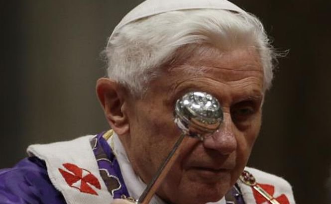 DEZVĂLUIRI despre starea de sănătate a Papei Benedict al XVI-lea. Nu mai vede deloc cu ochiul stâng şi are probleme serioase de auz 