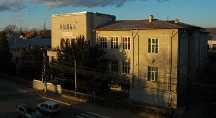Directorul liceului din Târgovişte spune că &quot;indivizi dubioşi&quot; îi căutau pe elevii de clasa a IX-a